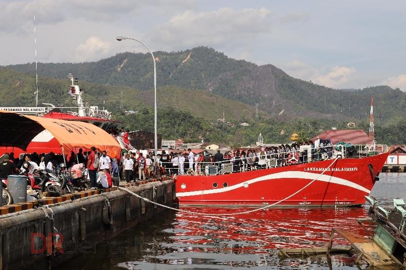 Kapal RS Apung Laksamana Malahayati  PDI Perjuangan Sandar di Pelabuhan Sibolga Bantu Korban Bencana