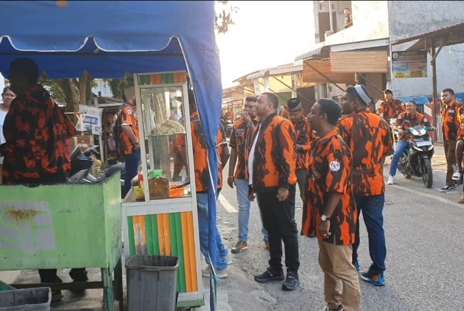 Pemuda Pancasila Borong Dagangan UMKM Jadi Takjil Untuk Pengendara Jalankan Ibadah Puasa
