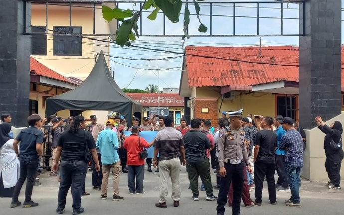Massa Kepung Polres Tebingtinggi, Desak Korupsi Bappeda Diungkap, Periksa Sekda Erwin Suheri