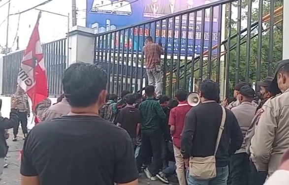 Anggota DPRD Medan Respon Aksi GMNI: Pintu Gerbang Rusak dari Uang Rakyat