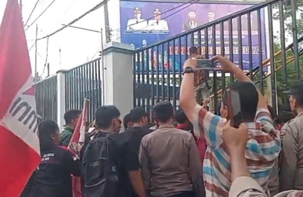Aksi Mahasiswa GMNI Dikawal Puluhan Polisi: Lalulintas Macet Depan Kantor Walikota dan DPRD Medan