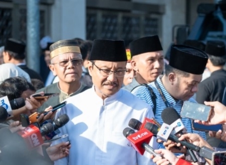 Gus Ipul Sholat Iduladha di Masjid Istiqlal Naik Kendaraan Listrik Berlogo Sekolah Rakyat