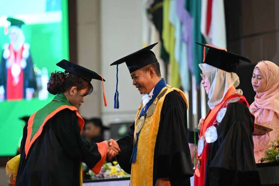 Rektor Muryanto Minta Para Wisuda jadi Manfaat bagi Masyarakat