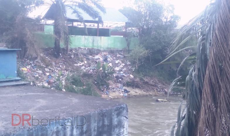 Bantaran Sungai di Kota Medan Masih Terlihat Jorok Dengan Sampah dan Semak Belukar