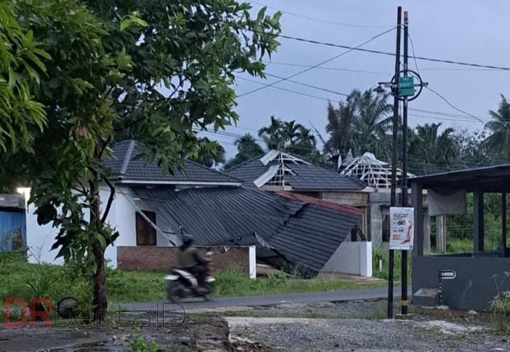 10 Rumah di Sigaragara Rusak Diterjang Angin Puting Beliung Saat Hujan Deras Turun