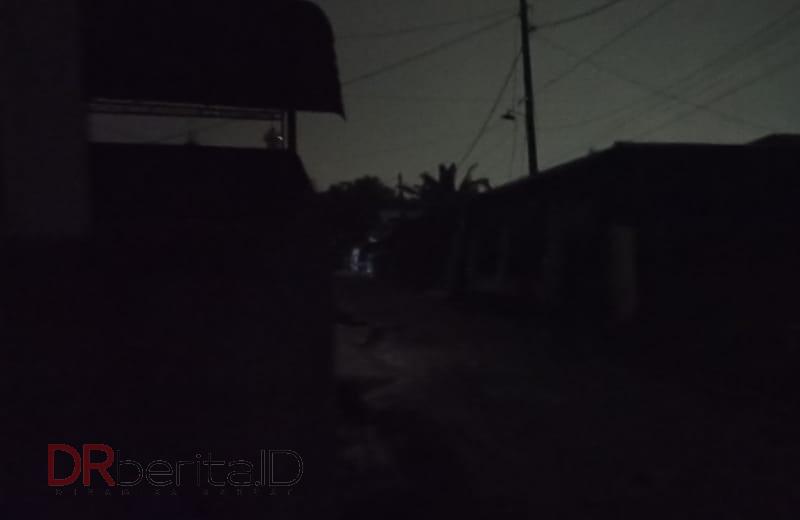 Mati Lampu, Hujan Deras dan Angin Kencang Sebabkan Pohon Tumbang Timpa Rumah Warga di Medan