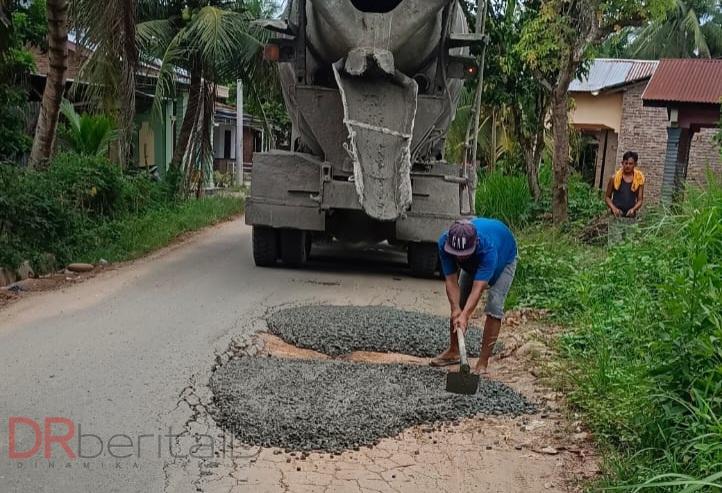PT BSC Perbaiki Jalan Desa Paya Itik di Deli Serdang yang Rusak