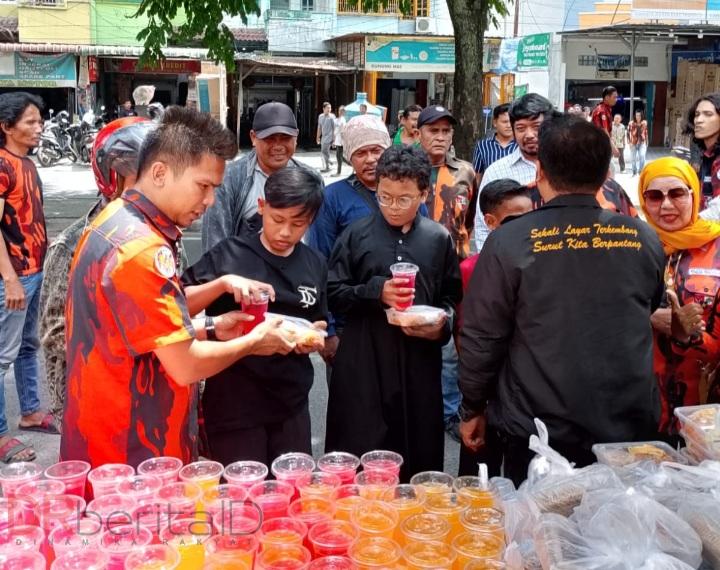 Pemuda Pancasila Bagikan 1000 Paket Jumat Berkah di Titi Kuning Medan