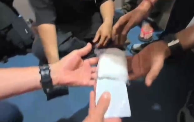 Kurir Narkotika 2,2 Kg Diamankan dari Bandara Sultan Syarif Kasim Hingga ke Hotel