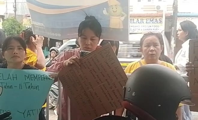 Terkait Kasus Pencabulan, Puluhan Warga Helvetia Aksi Tuntut Panti Asuhan Terang Dunia Ditutup