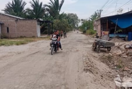 Warga Kecam Kontraktor Tidak Profesional Kerjakan Proyek Jalan Provinsi di Batubara