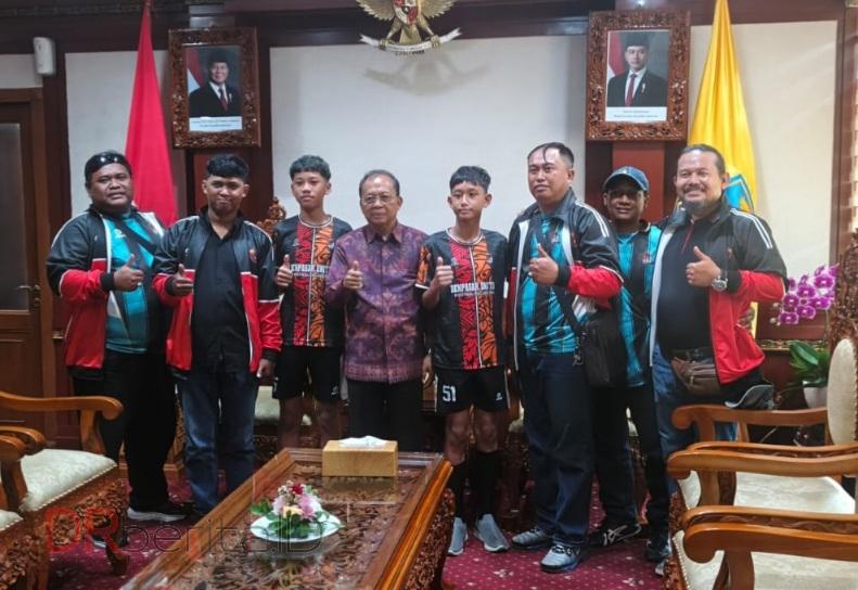 Dukung Sepak Bola Usia Dini di Bali, I Wayan Koster Kenakan Jersey Denpasar United
