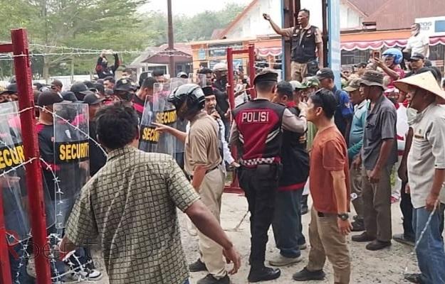 Massa HKTI Asahan Bentrok Dengan Satpam PT BSP Kisaran, 5 Orang Terluka dan 2 Mobil Rusak