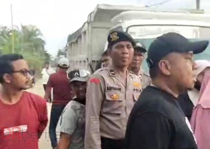 Warga Blokir Jalan Protokol Desa Pematang Cengal, Pemkab Langkat dan PT EMP Gebang Kepanikan