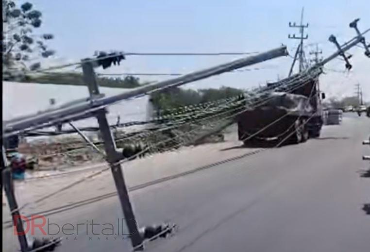 10 Tiang Listrik Tumbang di Jalan Menuju Proyek, PLN Belum Ada Berikan Penjelasan