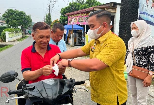 Lurah di Kota Medan Bagikan Masker Gratis ke Masyarakat Saat Kabut Asap Melanda